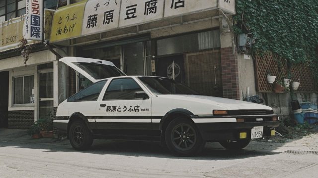 AE86 “Hachiroku” milik Takumi Fujiwara melaju di lintasan pegunungan, simbol keahlian mengemudi yang mengalahkan mobil-mobil berperforma tinggi. (Foto: dok. net)