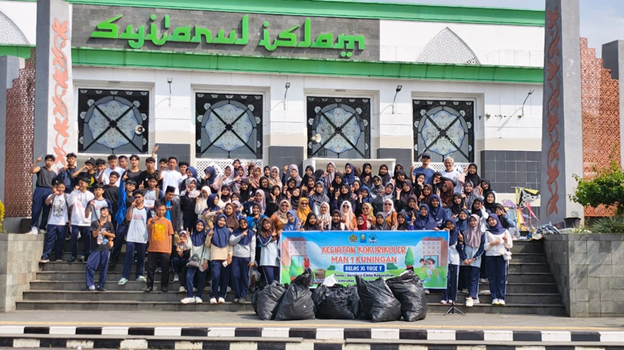 193 siswa MAN 1 Kuningan turun langsung ke area Car Free Day Kuningan dalam aksi Gerakan Cinta Kebersihan, mengajak masyarakat lebih peduli terhadap kebersihan lingkungan dan ruang publik. (Foto: dok. kemenag jabar)