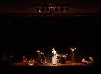 Pementasan “Negeri Tanpa Pertanyaan” menyoroti pendidikan yang mengekang nalar siswa di Kuningan. (Foto: dok. teater sado)