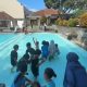 Momen bahagia anak netra Kuningan saat pertama kali bermain air di kolam renang Hotel Purnama Mulia. (Foto: dok. ist)
