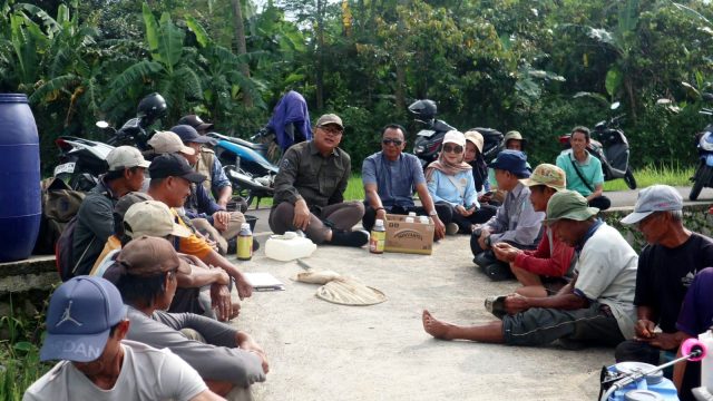 Kadis Ketahanan Pangan dan Pertanian Kuningan, Dr. Wahyu Hidayah, turun langsung lesehan di sawah bersama petani saat Gerdal wereng, menyelamatkan 20 hektare lahan dari ancaman puso hingga 100 persen. (Foto: dok. diskatan)