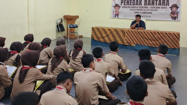 Alan Suwgiri saat mengisi materi pada pelantikan Penegak Bantara di SMKN 1 Luragung, menyampaikan refleksi tentang Pramuka sebagai jalan hidup yang ditempa oleh janji, dharma, dan kepedulian. (Foto: dok. ist)