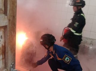 Petugas pemadam kebakaran sedang berjibaku ke bocoran gas (foto:dok. ist/tohirin)