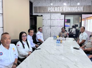 Foto bersama KSPSI AGN Kuningan dengan Polres Kuningan, jelang May Day (foto:dok. ist/tohirin)
