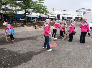 Memperingati hari Kartini ke 147 Dengan cara bersih bersih area pasar (foto:dok. ist/tohirin)
