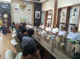 HMI Cabang Kuningan saat audiensi di Pendopo bersama pemerintah daerah, menyoroti TGR dan dana Taspen serta menolak penggunaan dana BOS yang dinilai berpotensi membebani guru. (Foto: dok. net)