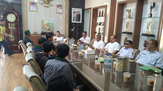 HMI Cabang Kuningan saat audiensi di Pendopo bersama pemerintah daerah, menyoroti TGR dan dana Taspen serta menolak penggunaan dana BOS yang dinilai berpotensi membebani guru. (Foto: dok. net)