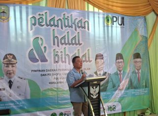 Bupati Kuningan saat memberikan sambutan di acara pelantikan PUI Kuningan (foto:dok. ist/tohirin)