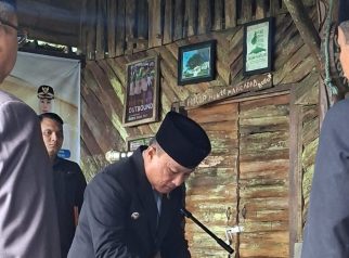 Bupati kuningan Dian Rachmat Yanuar melakukan tanda tangan pelantikan (foto:dok. ist/tohirin)