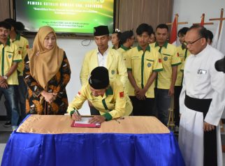 Penandatanganan Pemuda Katolik Kuningan (foto:dok. ist/tohirin)