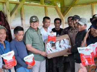 Wahyu hidayah membagikan buat Hama Tikus (foto:dok. ist/tohirin)