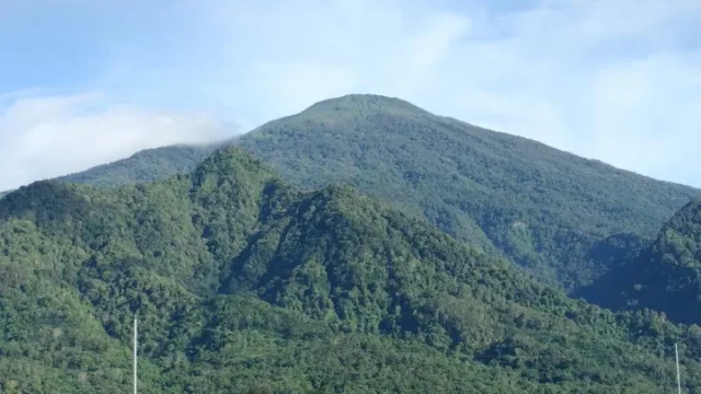 Jejak aktivitas tektonik dan dugaan gempa besar zaman Kuarter di kawasan Gunung Ciremai terungkap melalui penelitian BRIN menggunakan teknologi LiDAR dan carbon dating di wilayah Lingkar Timur Kuningan. (Foto: dok. pikiran rakyat)