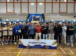 Ratusan pelajar dari berbagai SMA/SMK se-Kabupaten Kuningan memadati GOR Ewangga saat pembukaan Student Futsal Championship 2026 yang resmi digelar pada 4 Mei 2026. Turnamen ini diikuti 39 tim sebagai ajang unjuk bakat dan sportivitas di dunia futsal pelajar. (Foto: dok. ist)