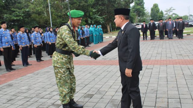 Bupati kuningan bersama pemimpin upacara (foto:dok ist/tohirin)