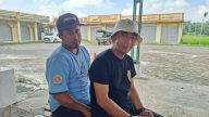 Andi dan yayat pengelolaan parkiran sangkanurip alami (foto:dok ist/tohirin)