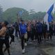 MC Abdi Agung memimpin jalannya nobar Persib vs Persijap di Pandapa Paramarta, Kuningan, di tengah hujan deras yang tak menyurutkan euforia ribuan bobotoh. (Foto: dok. ist/agung)