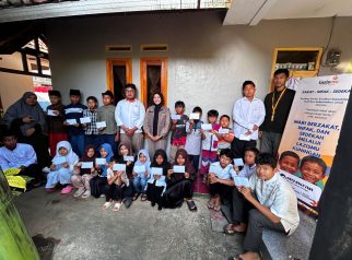 Foto bersama IMM Kuningan bersama anak yatim Piatu (foto:dok ist/tohirin)