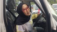 Kepala Desa Ciwaru R. Rien Farah Diana menerima langsung mobil operasional KDMP, AC dan blower di Kodim 0615/Kuningan. (Foto: dok.ist)