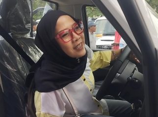 Kepala Desa Ciwaru R. Rien Farah Diana menerima langsung mobil operasional KDMP, AC dan blower di Kodim 0615/Kuningan. (Foto: dok.ist)