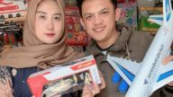 Pasangan suami istri asal Desa Sukarapih, Kecamatan Cibeureum, Mochamad Iqbal Ariefiansyah dan Qory Oktavani Fauziah saat berada di toko mainan milik mereka, Beby Toys. Usaha tersebut lahir dari cerita masa kecil keduanya yang dulu sulit membeli mainan. (Foto: dok. ist)