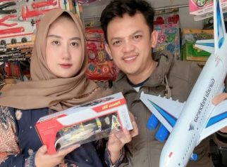 Pasangan suami istri asal Desa Sukarapih, Kecamatan Cibeureum, Mochamad Iqbal Ariefiansyah dan Qory Oktavani Fauziah saat berada di toko mainan milik mereka, Beby Toys. Usaha tersebut lahir dari cerita masa kecil keduanya yang dulu sulit membeli mainan. (Foto: dok. ist)