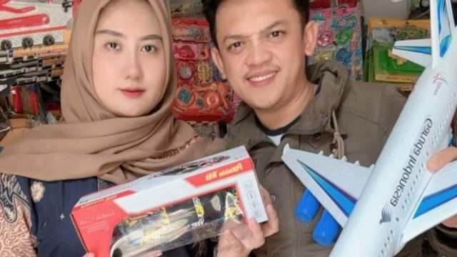 Pasangan suami istri asal Desa Sukarapih, Kecamatan Cibeureum, Mochamad Iqbal Ariefiansyah dan Qory Oktavani Fauziah saat berada di toko mainan milik mereka, Beby Toys. Usaha tersebut lahir dari cerita masa kecil keduanya yang dulu sulit membeli mainan. (Foto: dok. ist)