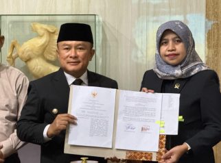 Caption gambar: Penandatanganan MoU sidang keliling antara PN Kuningan dan Pemkab Kuningan sebagai upaya mendekatkan layanan hukum kepada masyarakat. (Foto: dok. dandapala)