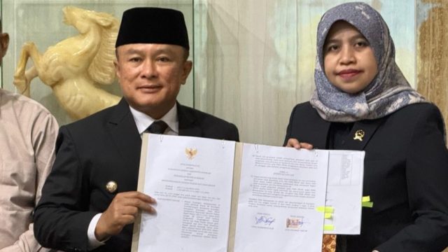 Caption gambar: Penandatanganan MoU sidang keliling antara PN Kuningan dan Pemkab Kuningan sebagai upaya mendekatkan layanan hukum kepada masyarakat. (Foto: dok. dandapala)