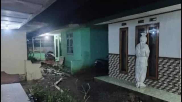 Ilustrasi pocong keliling yang diduga merupakan aksi kriminalitas. (Foto: dok. warganet)