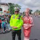 Anggota Kepolisian saat berfoto dengan pocong "cosplay" saat Car Free Day di area jalan siliwangi. (Foto: dok. kuninganmass)