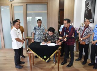 Penandatanganan MOU pemkab dan perusahaan swasta (foto:dok. ist/tohirin)