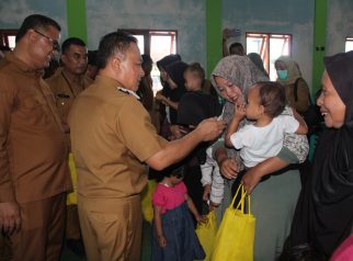Bupati dian saat penyaluran bantuan pangan (foto:dok ist/tohirin)