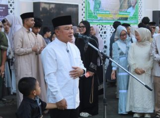 Bupati Dian menyebut lebih dari 12 ribu warga Kuningan keluar dari garis kemiskinan saat sambutan Idul Adha 1447 H di Masjid Agung. (Foto: dok. ikp)