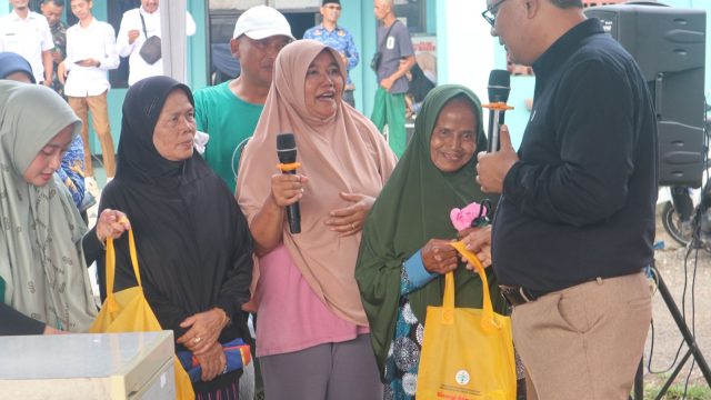 Warga membeli kebutuhan pokok pada kegiatan Gerakan Pangan Murah (GPM) yang digelar Pemkab Kuningan menjelang Iduladha 2026 sebagai upaya menjaga stabilitas harga dan daya beli masyarakat. (Foto: dok. diskatan)