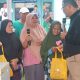 Warga membeli kebutuhan pokok pada kegiatan Gerakan Pangan Murah (GPM) yang digelar Pemkab Kuningan menjelang Iduladha 2026 sebagai upaya menjaga stabilitas harga dan daya beli masyarakat. (Foto: dok. diskatan)