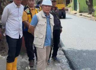 Bupati Kuningan, Dr. Dian Rachmat Yanuar bersama sejumlah pihak saat meninjau perbaikan jalan Japara-Cikeleng-Koreak. (Foto: dok. ist)