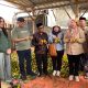 Wakil Bupati Kuningan Tuti Andriani (Amih Tuti) meninjau kebun kesemek di Desa Gunungsirah, Kecamatan Darma, Senin (1/6/2026). (Foto: dok. net)