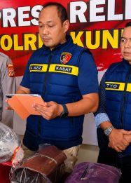 Kasat Reskrim Polres Kuningan AKP Abdul Aziz (tengah) didampingi jajaran saat menunjukkan barang bukti hasil pengungkapan kasus pencurian dengan pemberatan (curat) di salah satu Toko di Kecamatan Cilimus, Kabupaten Kuningan, Selasa (2/6/2026).