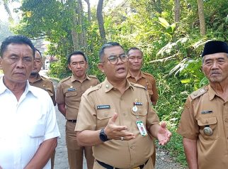 Sekda kuningan tinjau langsung lokasi jalan ruksak (foto:dok KO)