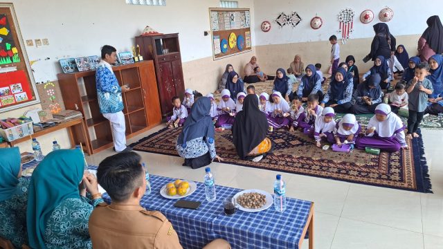 Program Bunda Paud Anak anak sedang makan telur dan minum susu (foto:dok ist/tohirin)