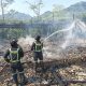 Pemadam kebakaran sedang melakukan pendinginan di kebakaran kandang ayam fi nusaherang (foto:dok damkarkng)