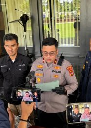 Wakapolres Kuningan, Kompol Eryda Kusumah, yang mewakili Kapolres Kuningan AKBP M Ali Akbar, didampingi oleh Kasat Reskrim AKP Abdul Aziz, dan Kasi Humas AKP Mugiyono saat menggelar konferensi pers di Mapolres Kuningan pada Kamis (4/6/2026). (Foto: dok. satreskrim)