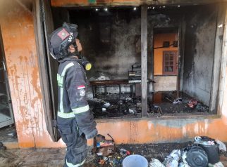 Pendinginan oleh damkar kuningan (foto:dok ist/tohirin)