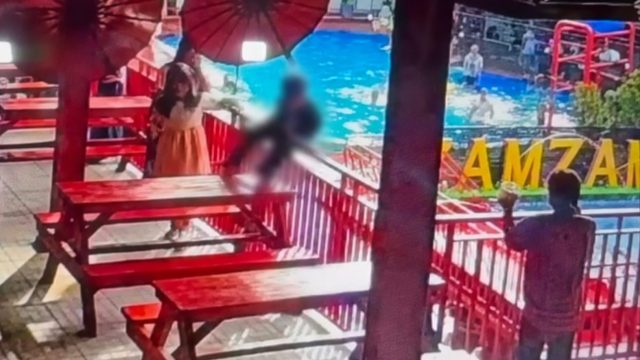 Tangkapan layar rekaman CCTV yang merekam momen sebelum bocah asal Indramayu terjatuh dari lantai dua Zam Zam Pool hingga mengakibatkan kepanikan pengunjung. (Foto: dok. sc/cctv)