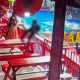 Tangkapan layar rekaman CCTV yang merekam momen sebelum bocah asal Indramayu terjatuh dari lantai dua Zam Zam Pool hingga mengakibatkan kepanikan pengunjung. (Foto: dok. sc/cctv)
