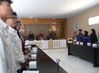 Dinas Pengendalian Penduduk, Keluarga Berencana, Pemberdayaan Perempuan dan Perlindungan Anak (DPPKBP3A) melalui UPTD Perlindungan Perempuan dan Anak (PPA) Kabupaten Kuningan menggelar Bedah Kasus (Case Conference) Kekerasan terhadap Perempuan yang diikuti mahasiswa dari sejumlah perguruan tinggi di Kabupaten Kuningan (foto:dok ist/tohirin)