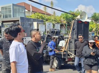 Insiator Aliansi Masyarakat Kuningan (ALAMKU) dalam aksi unjuk rasa di depan gedung Kejaksaan Negeri Kuningan. (Foto: dok. ist)