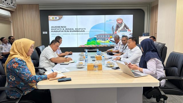 Bupati Kuningan Dian Rachmat Yanuar saat audiensi dengan Direktorat Jenderal Perhubungan Darat Kementerian Perhubungan RI. (foto:dok ist/tohirin)