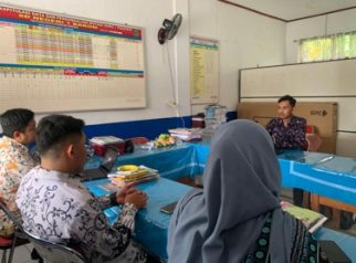 Tim dosen UM Kuningan memberikan pelatihan keterampilan digital kepada guru SD untuk menghadapi era kelas digital. (foto:dok ist/tohirin)