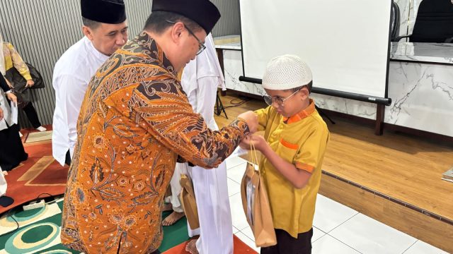 Kepala kementerian agama kabupaten kuningan memberikan santunan kepada anak yatim dan penyandang disabilitas (foto:dok ist/tohirin)